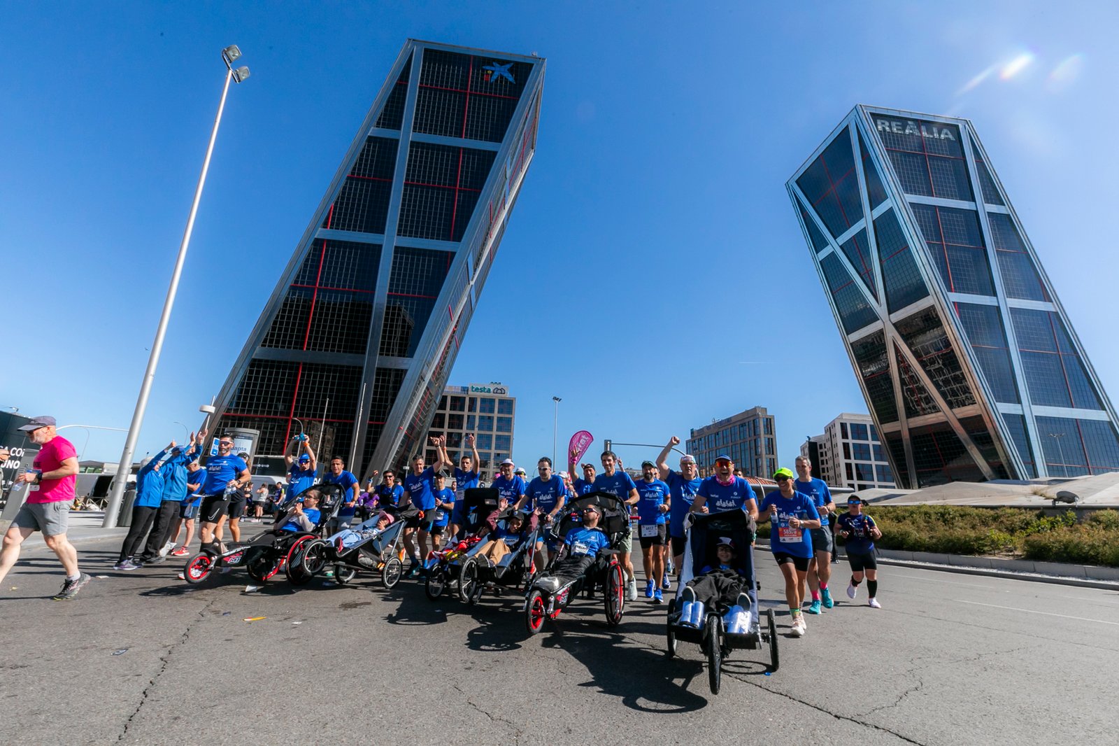 1_Equipo_Zurich_Aefat_en_Maratón_Madrid_2025_torres.jpg