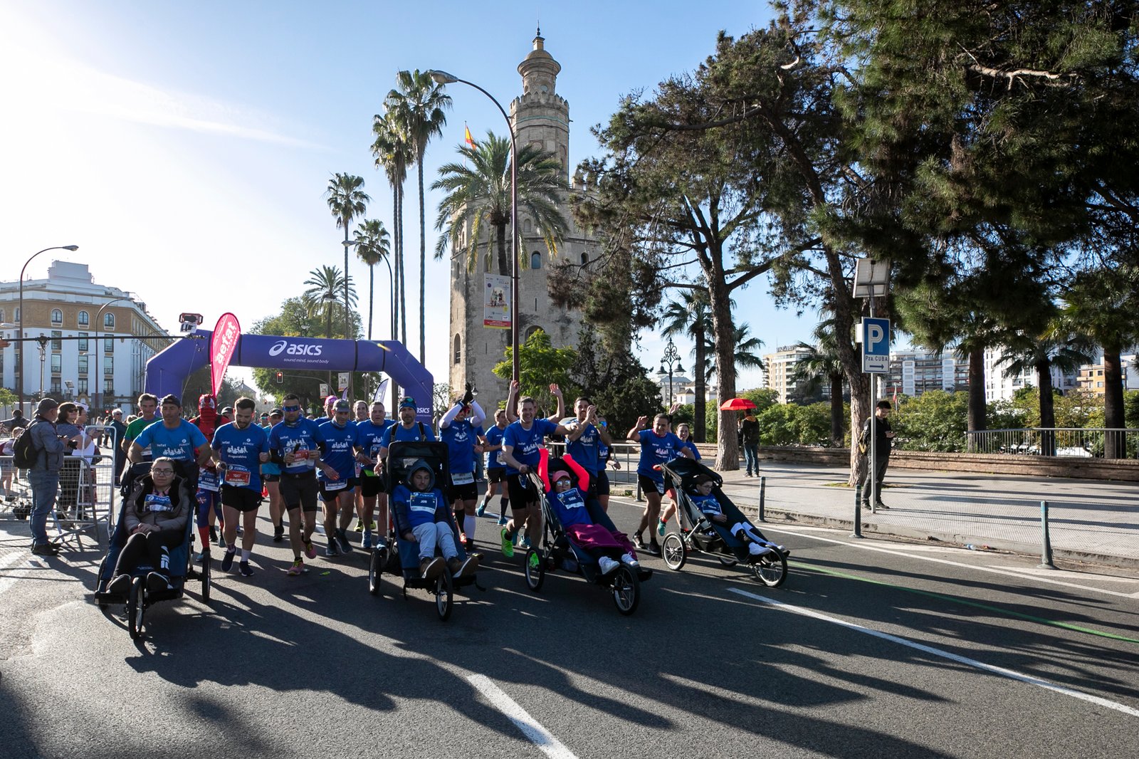 2 EQUIPO ZURICH AEFAT EN MARATÓN SEVILLA 2024 Fotos Xavier dArquer