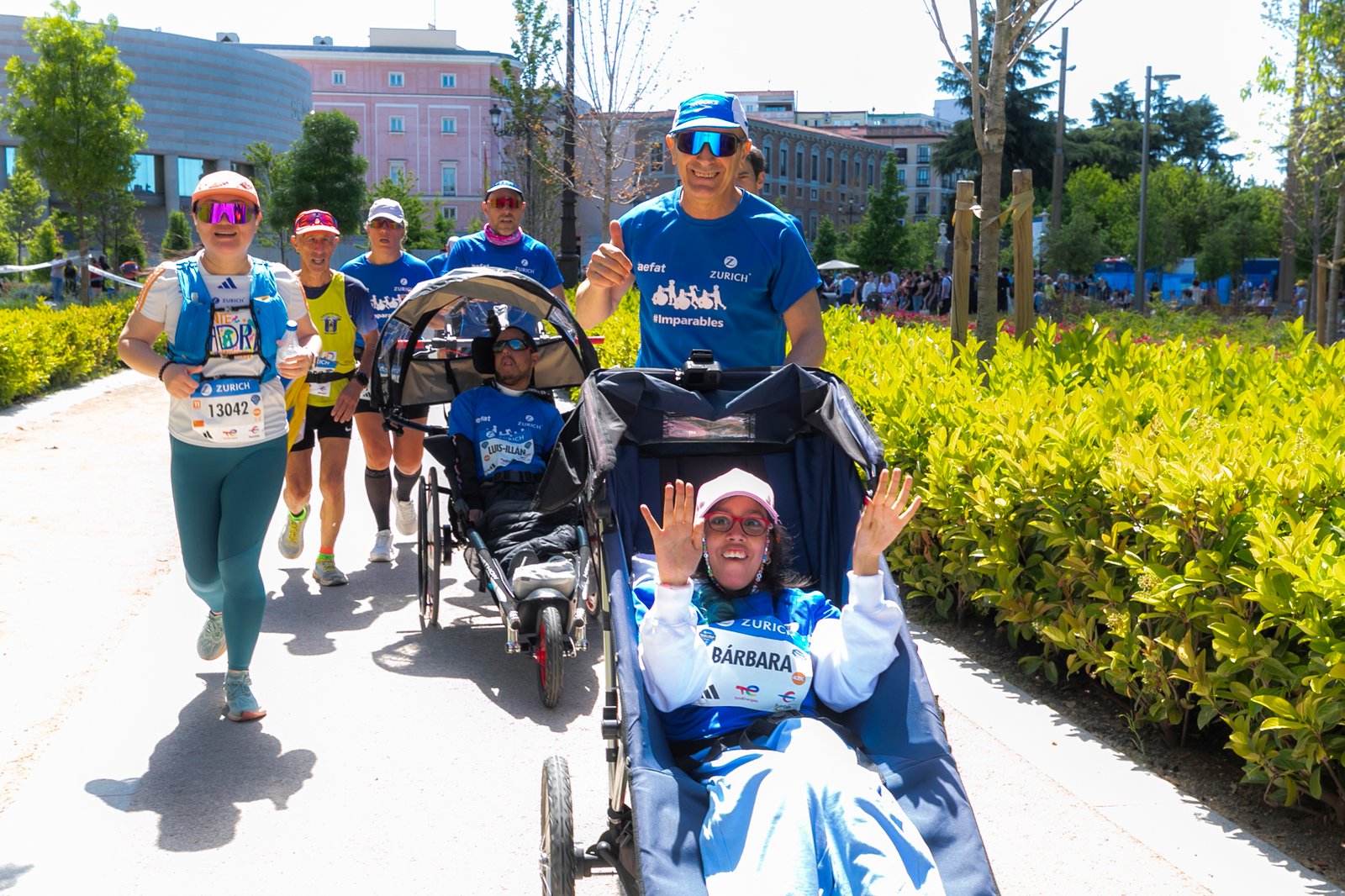Bárbara_con_Equipo_Zurich_Aefat_en_Maratón_Madrid_2025.jpg