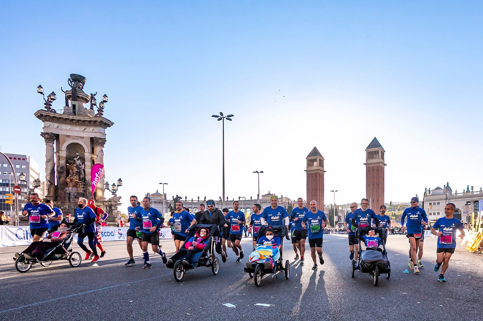 EQUIPO ZURICH AEFAT en Marató Barcelona 2021 salida 3 Foto Xavier dArquer