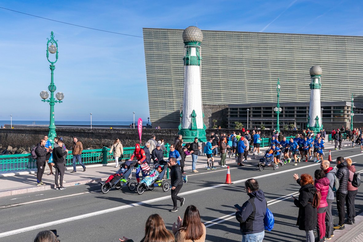 Equipo_Zurich_Aefat_en_Kursaal-_Maratón_San_Sebastián_2023_-_Foto_Xavier_dArquer.jpg