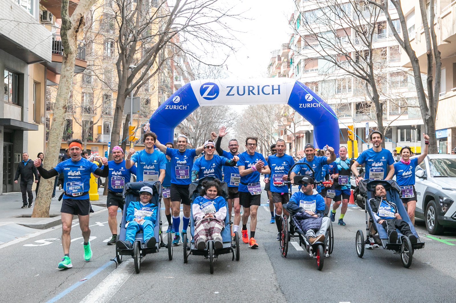 Equipo Zurich Aefat en Marató Barcelona 2025 Foto Xavier dArquer 5