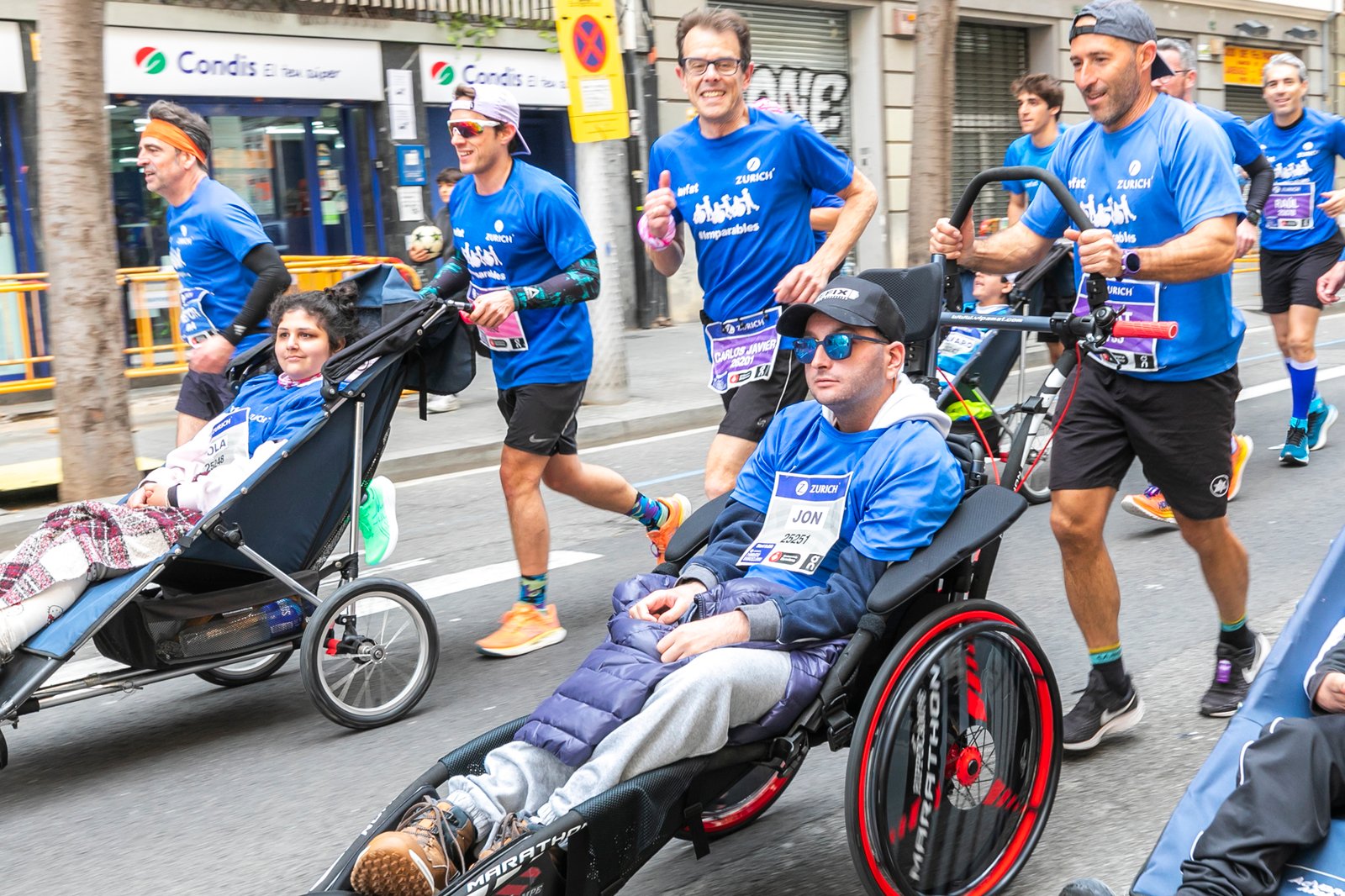 Equipo_Zurich_Aefat_en_Marató_Barcelona_2025_Foto_Xavier_dArquer_6.jpg