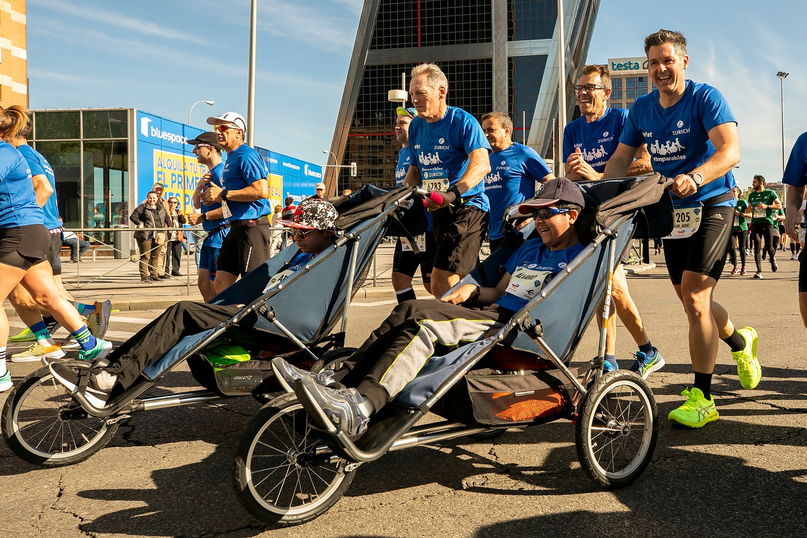 Equipo_Zurich_Aefat_en_Maratón_Madrid_4_con_Gary_tirando_de_silla_centro_Foto_Xavier_dArquer_-_Doblestudio.jpg