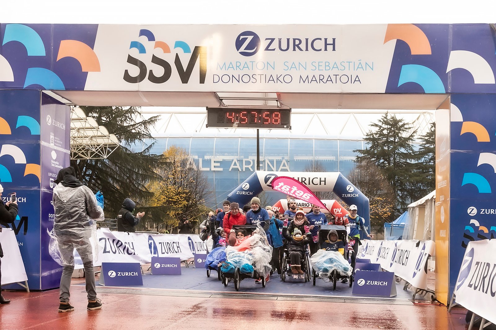 Equipo Zurich Aefat en Maratón San Sebastián 2021 llegada a meta
