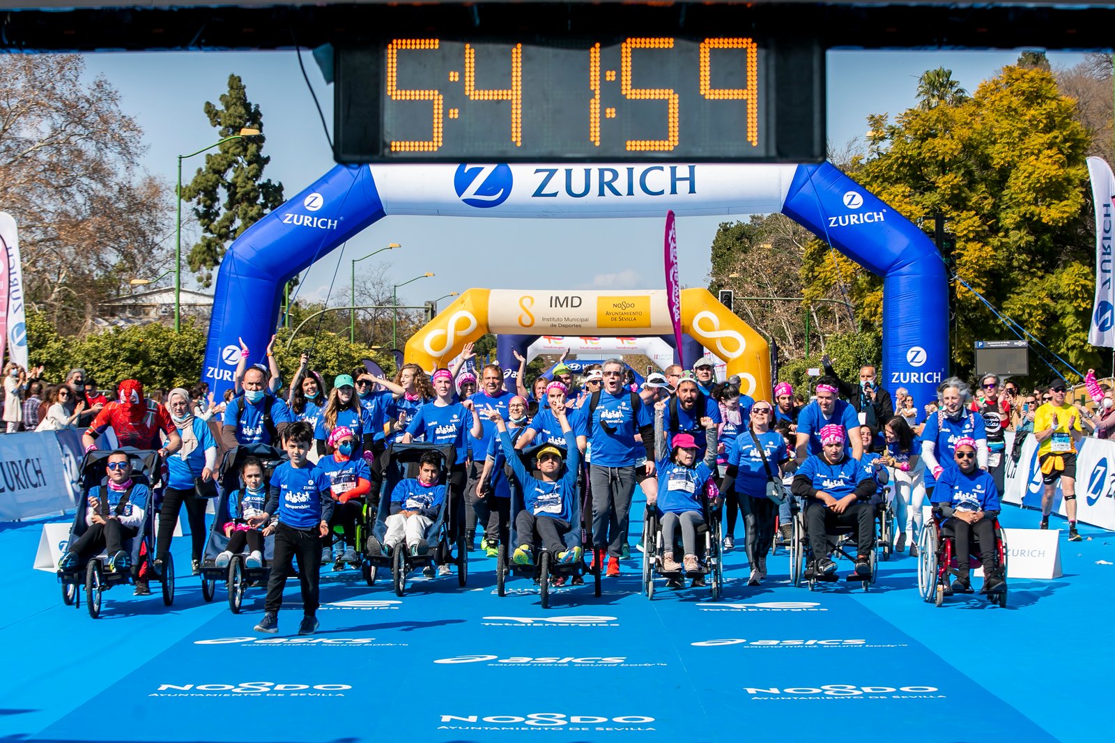 Equipo Zurich Aefat en Maratón Sevilla 2022 Foto Xavier dArquer llegada