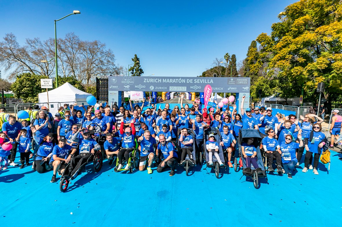 Equipo Zurich Aefat en Maratón Sevilla 2025 Foto Xavier dArquer 1