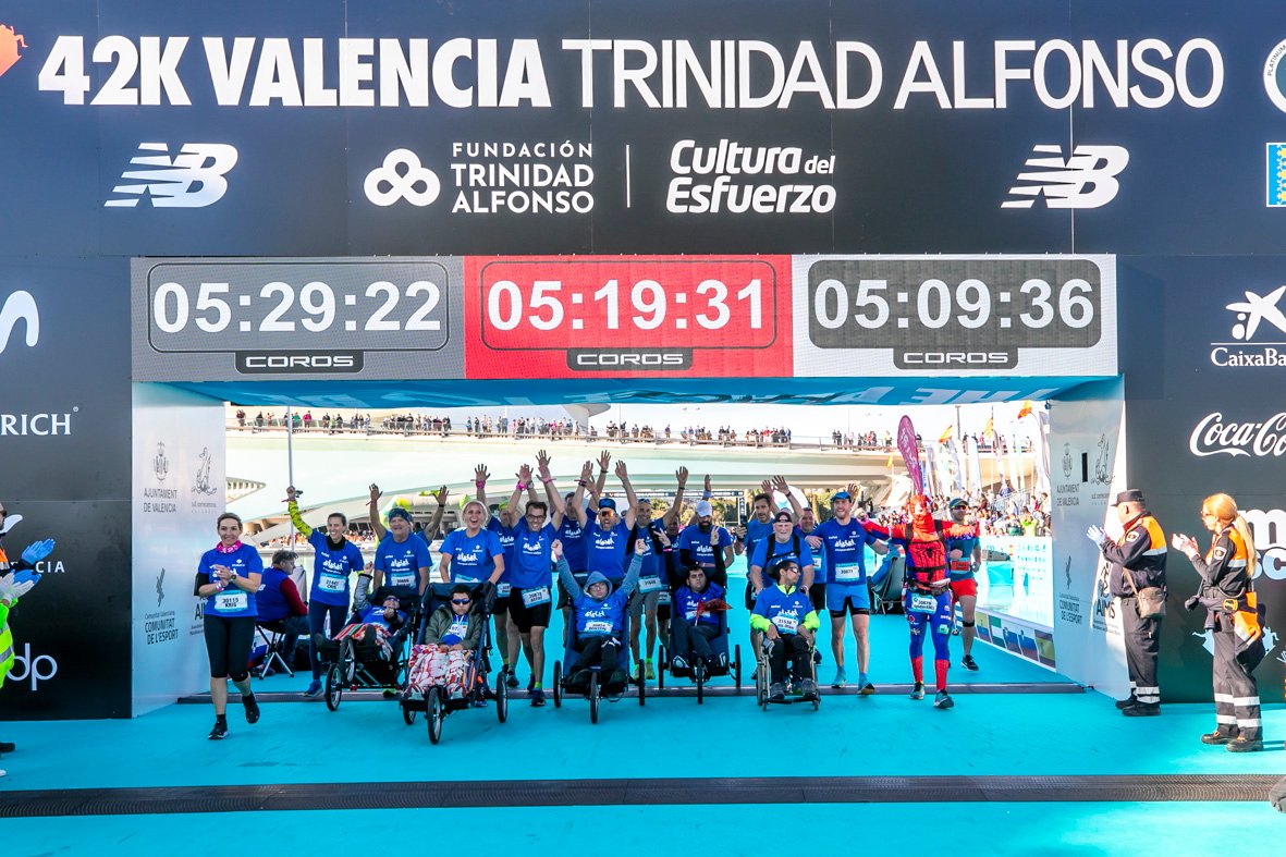 Equipo_Zurich_Aefat_en_Maratón_Valencia_2023_Foto_Xavier_dArquer_Doblestudio_2.jpg