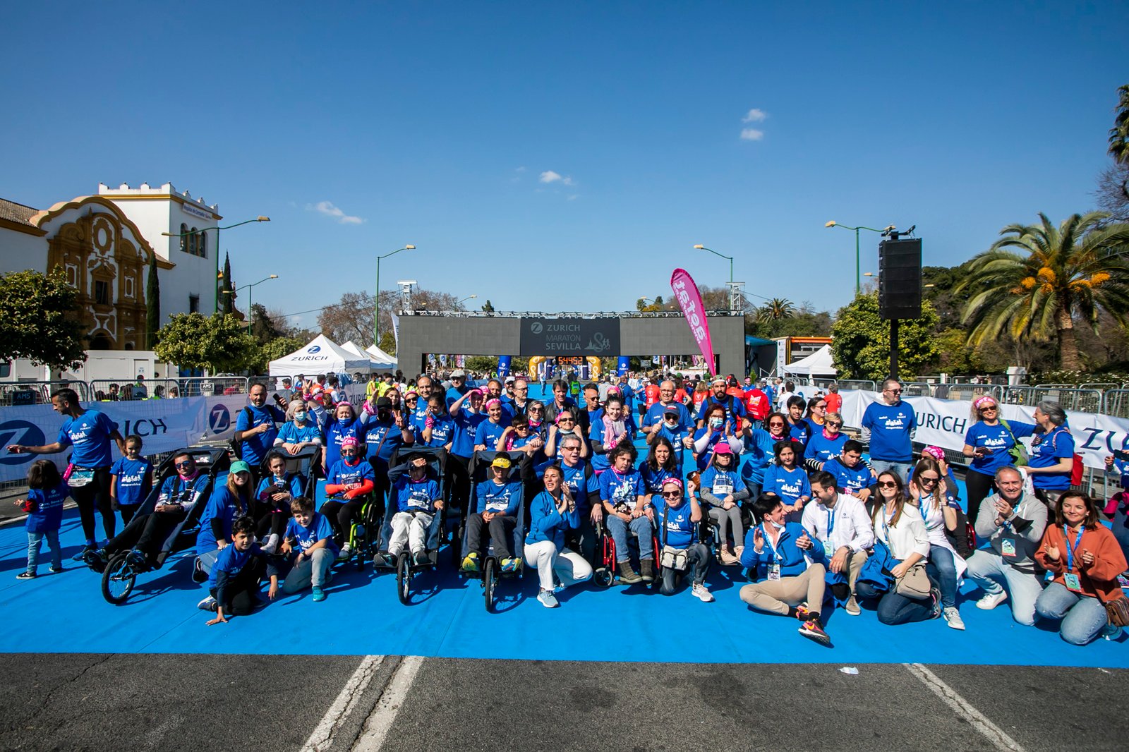 Equipo Zurich Aefat en Zurich Maratón Sevilla 2022 Foto Xavier dArquer foto final