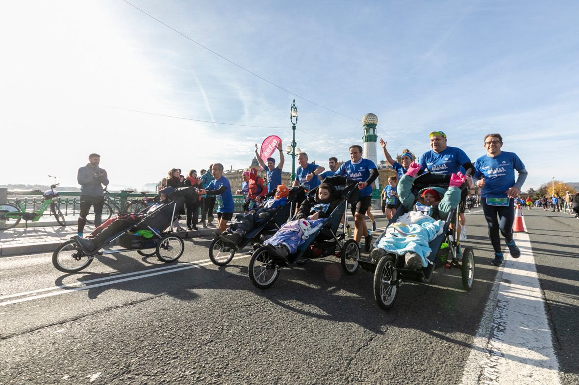 Equipo_Zurich_Aefat_puente_-_Maratón_San_Sebastián_2023_-_Foto_Xavier_dArquer.jpg