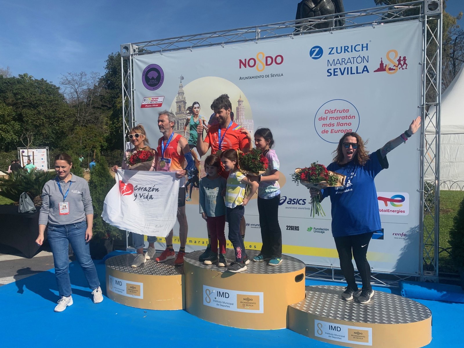 Isabel_Sanz_derecha._Premio_Migranodearena_Maratón_Sevilla_2024.jpg