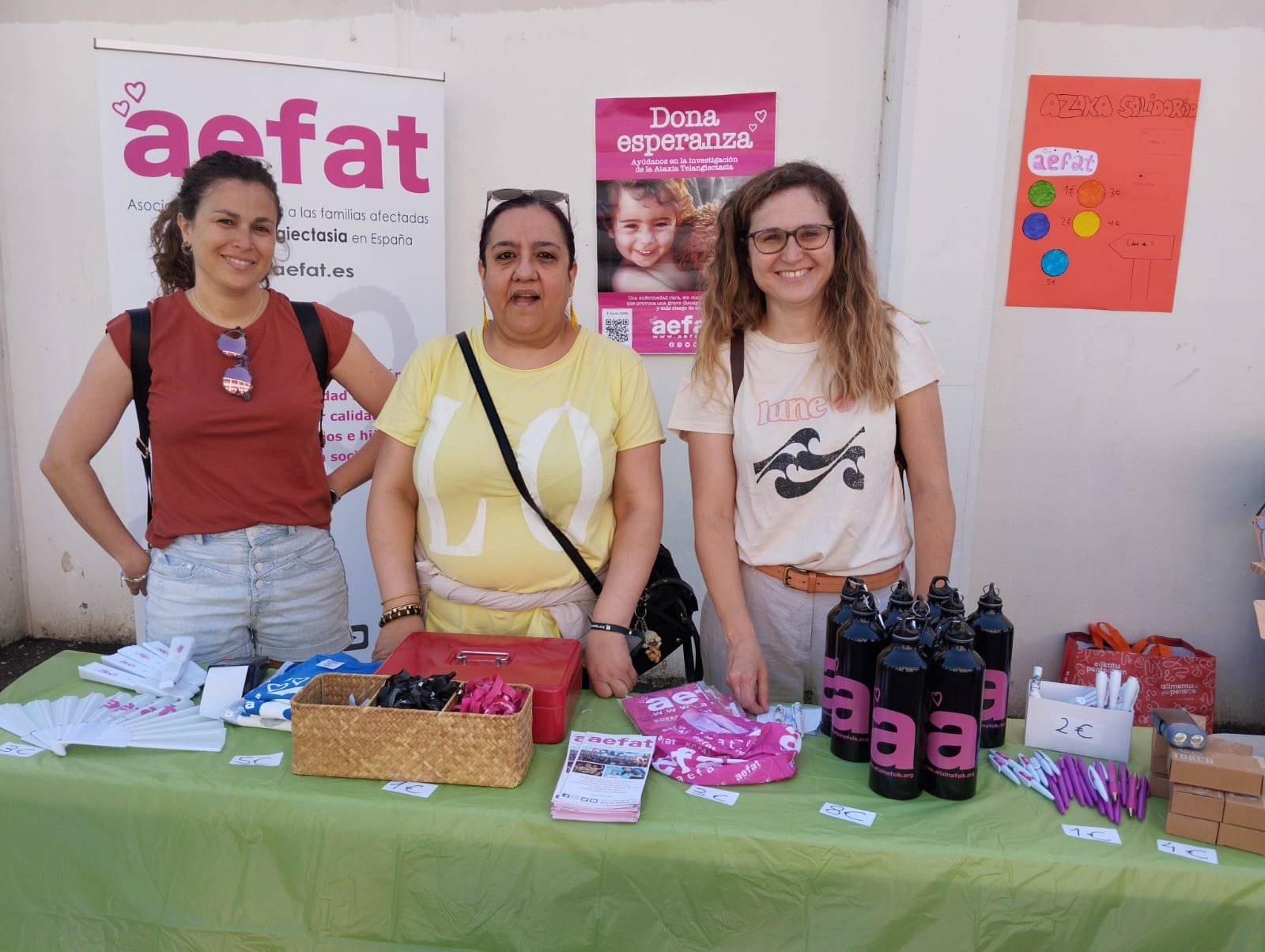 Leticia, Nuria y Mónica en el mercadillo solidario de la Ikastola Arantzabela 1