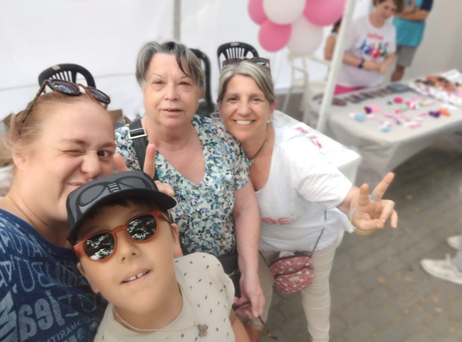 Ambiente festivo, Pepi junto a vecinos.