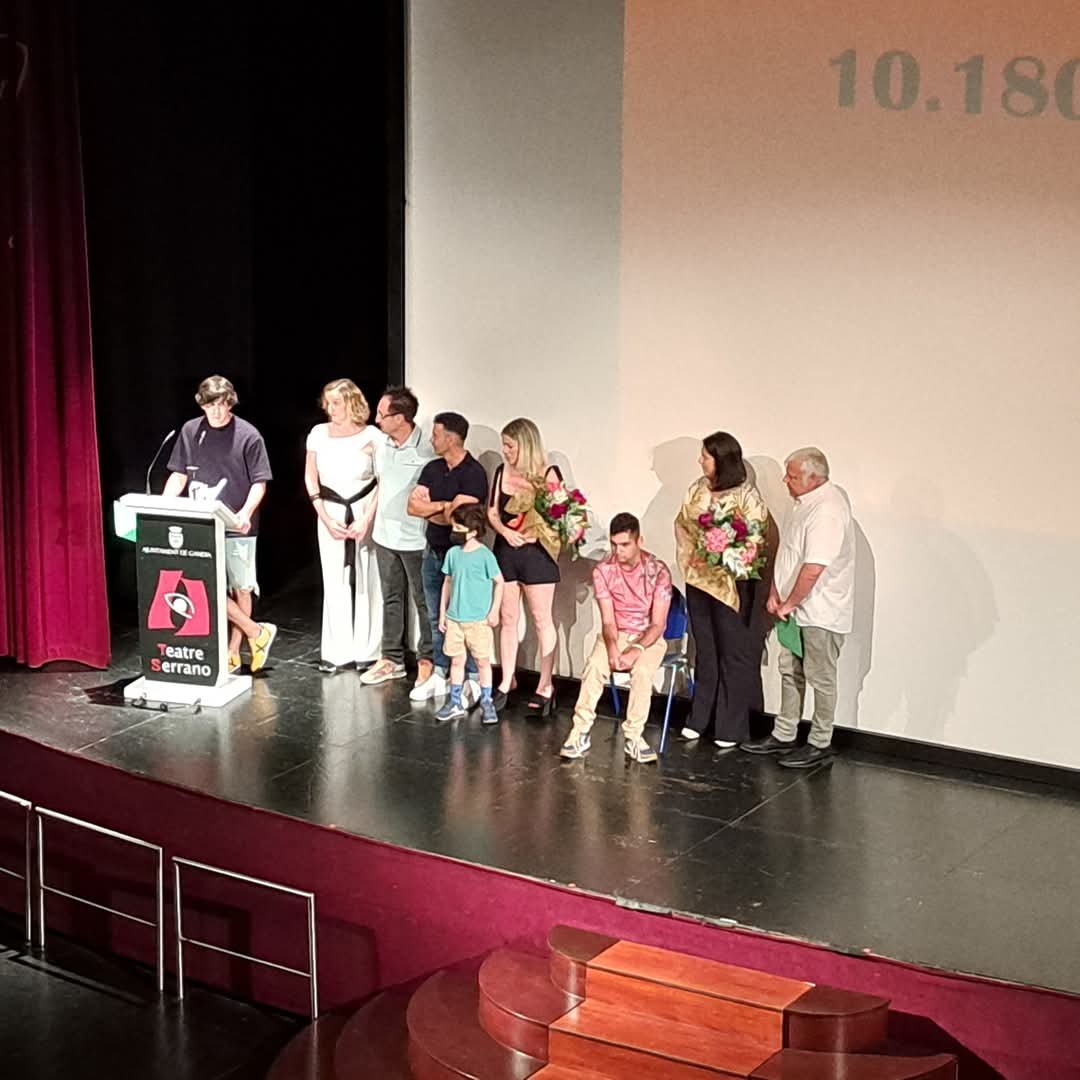 Momento del acto en el que se da a conocer lo recaudado en la XIII Campaña Solidaria Adrián Orchillés en el Teatro Serrano de Gandía